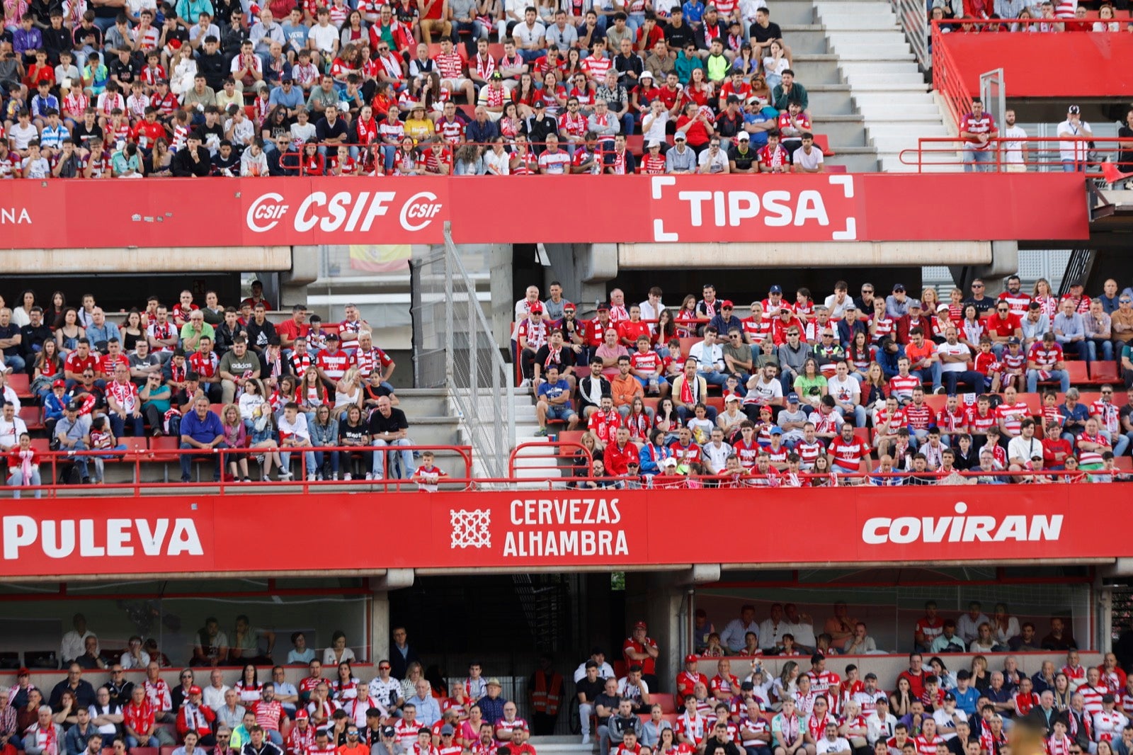 Encuéntrate en la grada en el Granada-Lugo