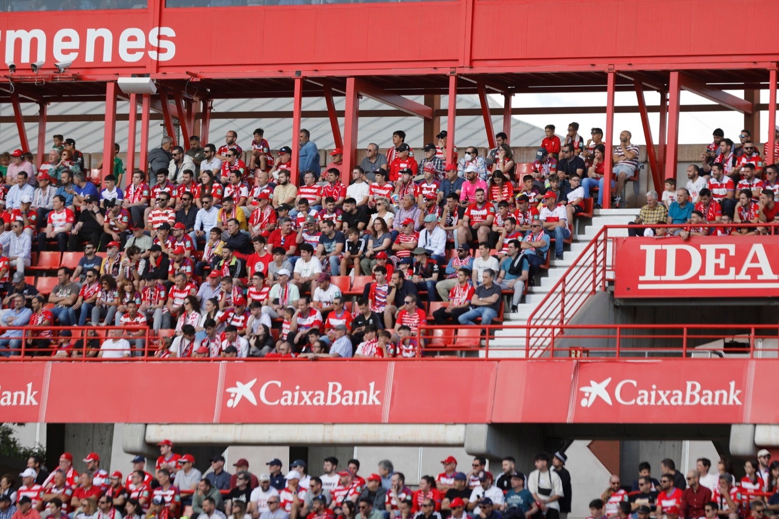 Encuéntrate en la grada en el Granada-Lugo