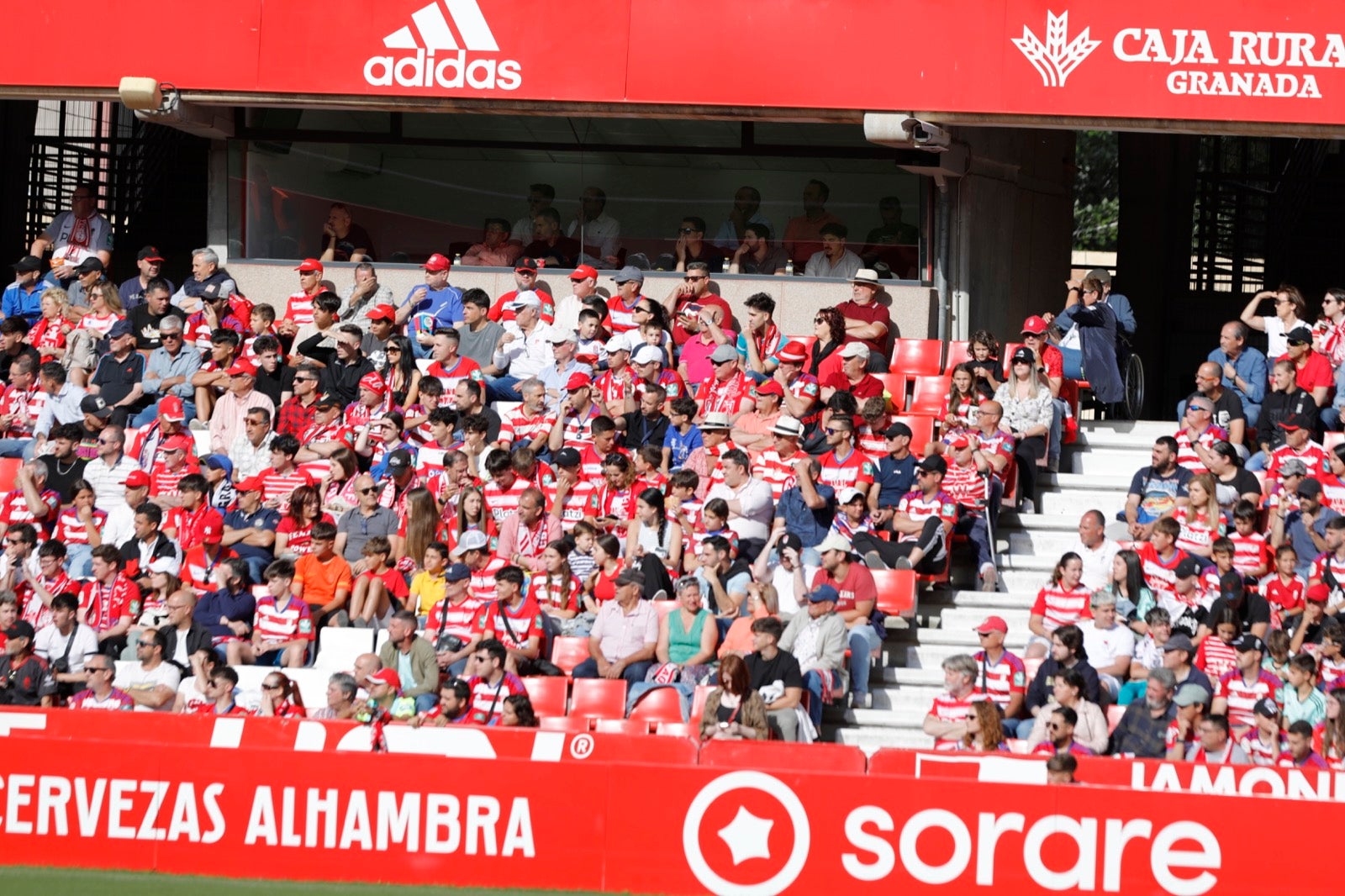 Encuéntrate en la grada en el Granada-Lugo