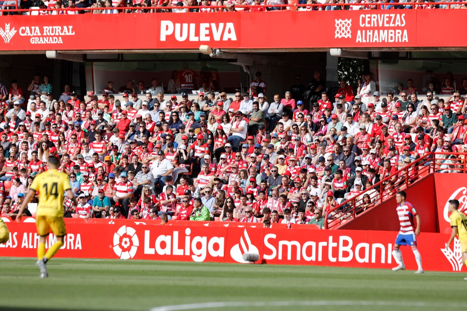Encuéntrate en la grada en el Granada-Lugo