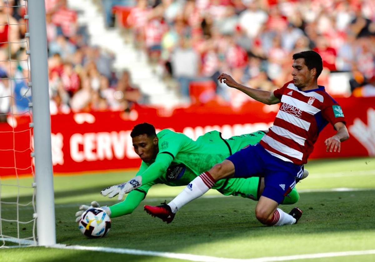 Soro empuja el balón antes de que Sequeira se haga con él.