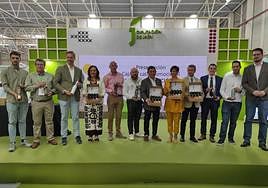 Foto de familia durante la presentación de la caja especial con los AOVE Jaén Selección 2023.