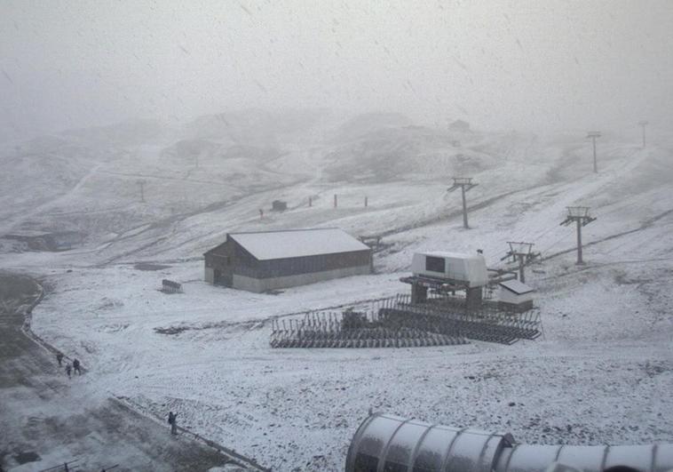 Nieve en Sierra Nevada en la mañana del sábado.