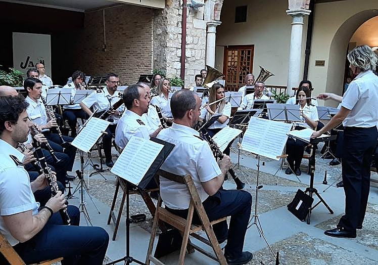 Imagen principal - Los sones de la Noche en Blanco inundan de color y tradición olivarera la capital