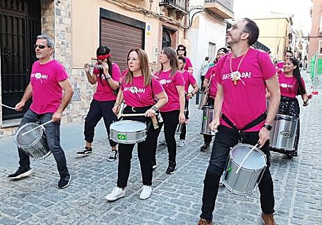 Imagen secundaria 1 - Los sones de la Noche en Blanco inundan de color y tradición olivarera la capital