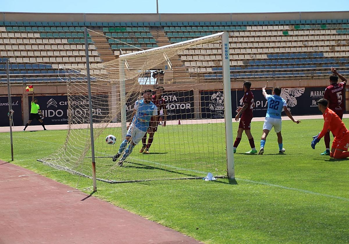 El Poli El Ejido, que celebra el primer gol, se cayó en la segunda parte y firma su descenso.