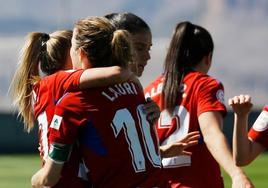 Lauri y Naima se abrazan tras un gol en casa.