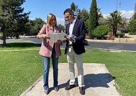 La candidata del PP a la alcaldía de Granada, Marifrán Carazo, posa en uno de los accesos a la ciudad que presentan habitualmente atascos.