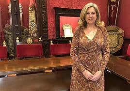La candidata de Vox a la alcaldía de Granada, Beatriz Sánchez, posa en el salón de comisiones del Ayuntamiento.