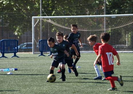 Imagen secundaria 1 - El fútbol &#039;bebé&#039; se pone de moda en La Chana