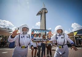 Dos profesoras con algunos de los alumnos con los que prepararon un escape room, en el Parque de las Ciencias.