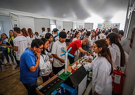 Imagen secundaria 1 - Las carpas de la 25 Feria de la Ciencia, con algunos de los experimentos en su interior. 