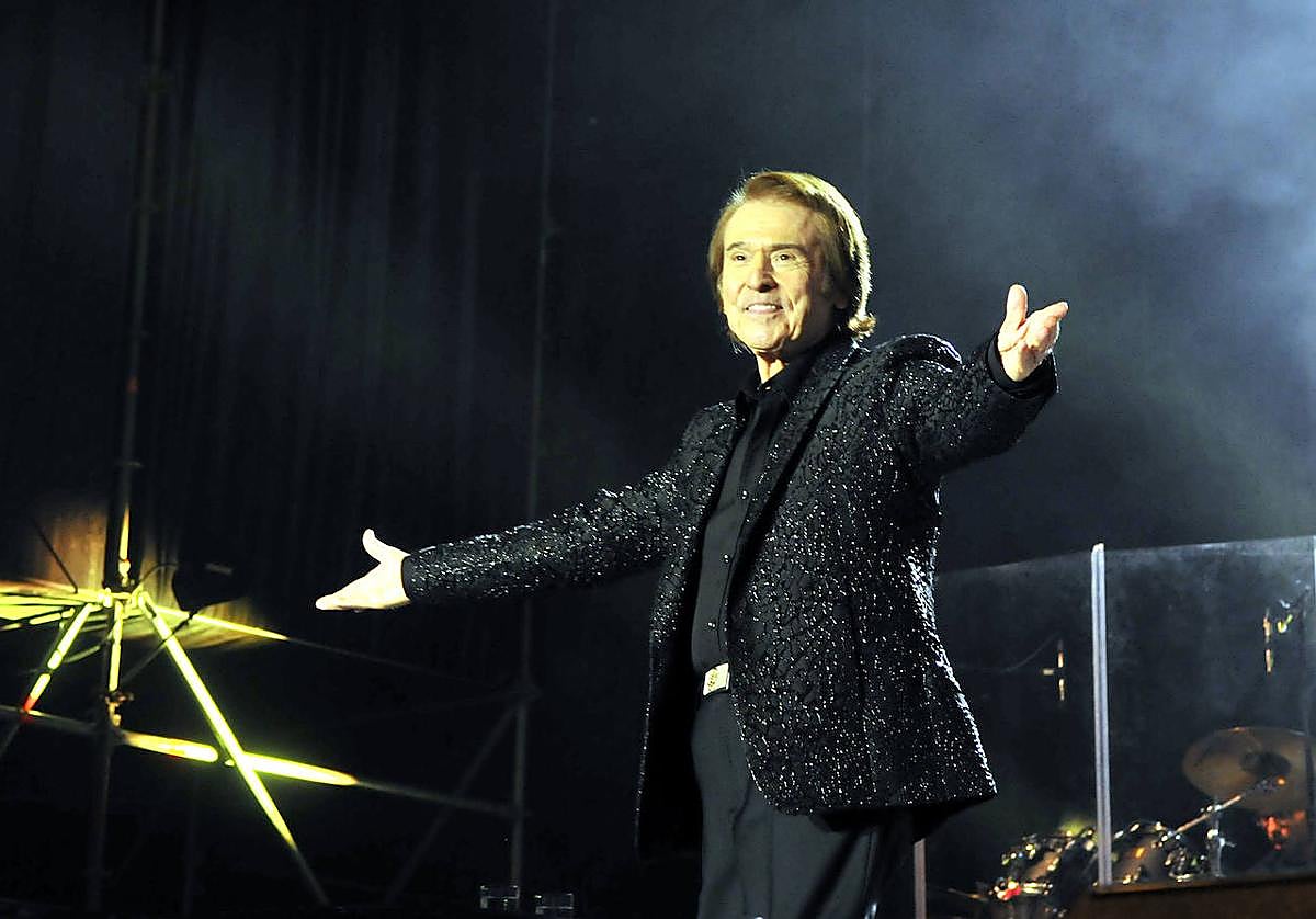 El cantante Raphael, en uno de sus últimos conciertos en Linares.