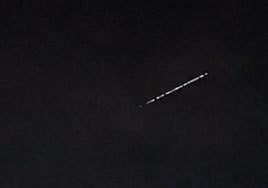 Grupo de satélites Starlink en el cielo de Granada.