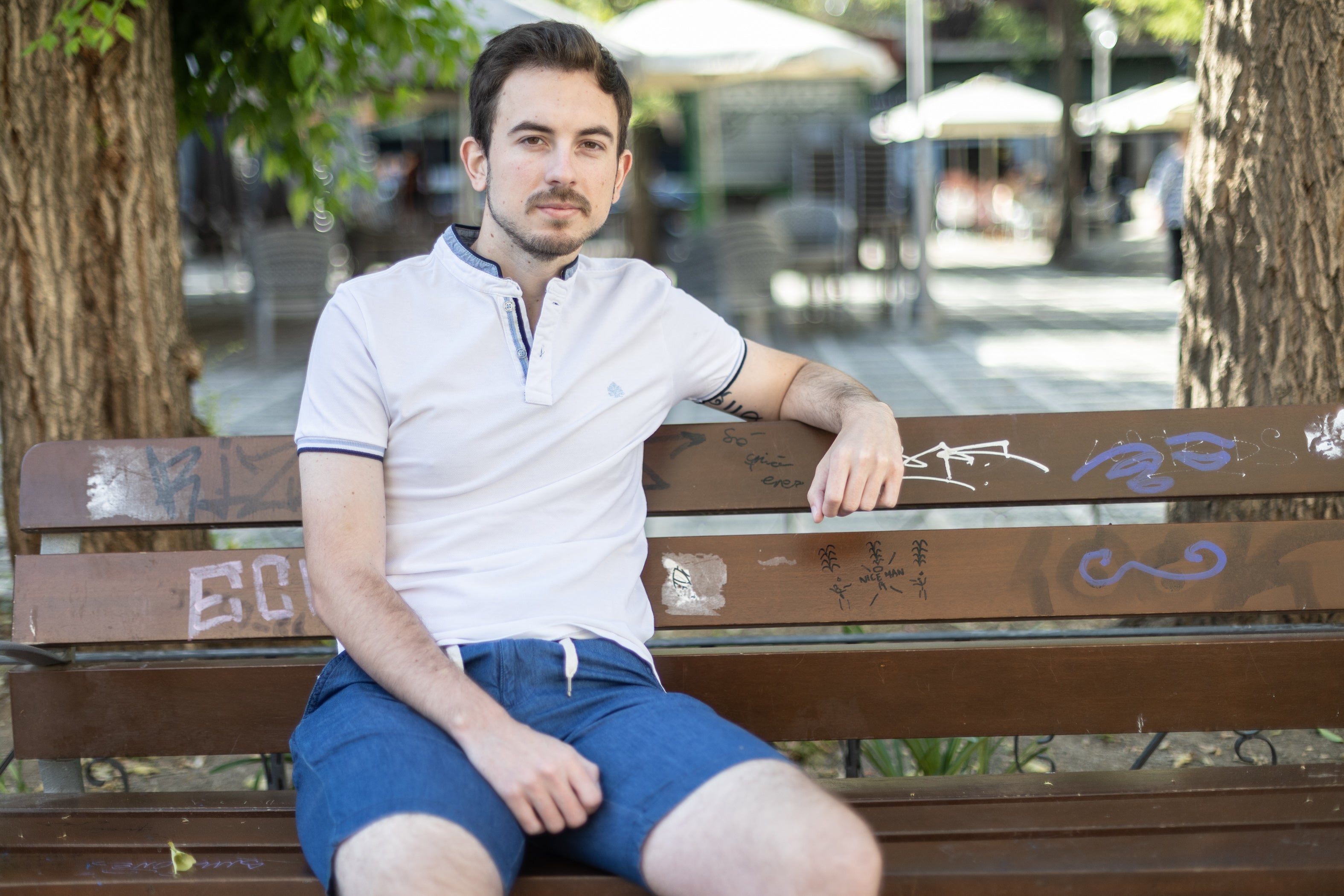 Alberto Jiménez, sentado en un banco de Plaza de Gracia.