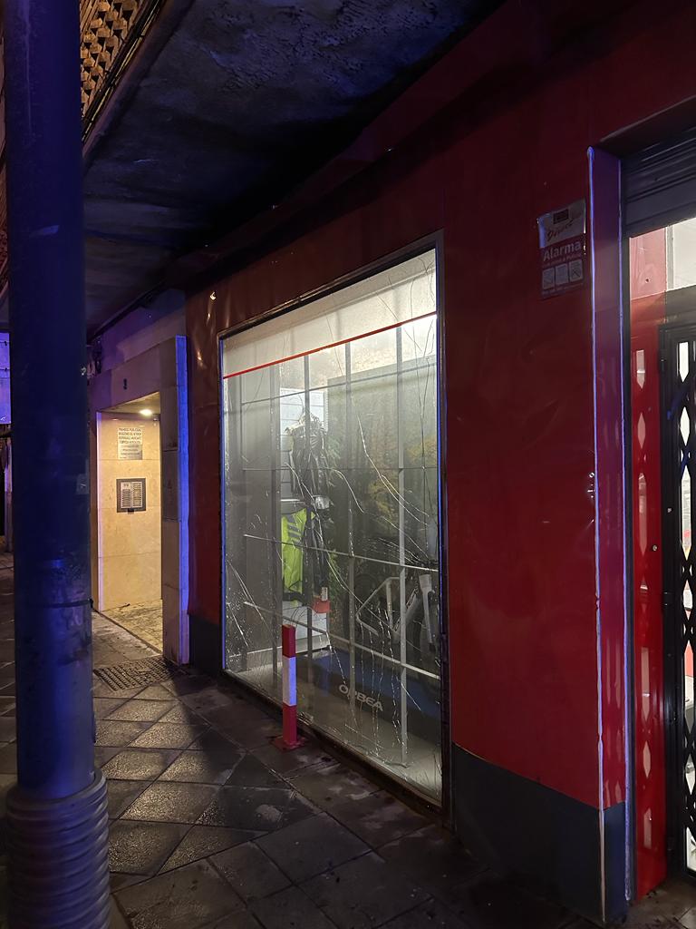 Estado en el que ha quedado el escaoarate de la tienda de bicicletas tras el incendio