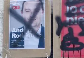 Pintan con dibujos groseros los carteles del candidato del PSOE de Cóbdar