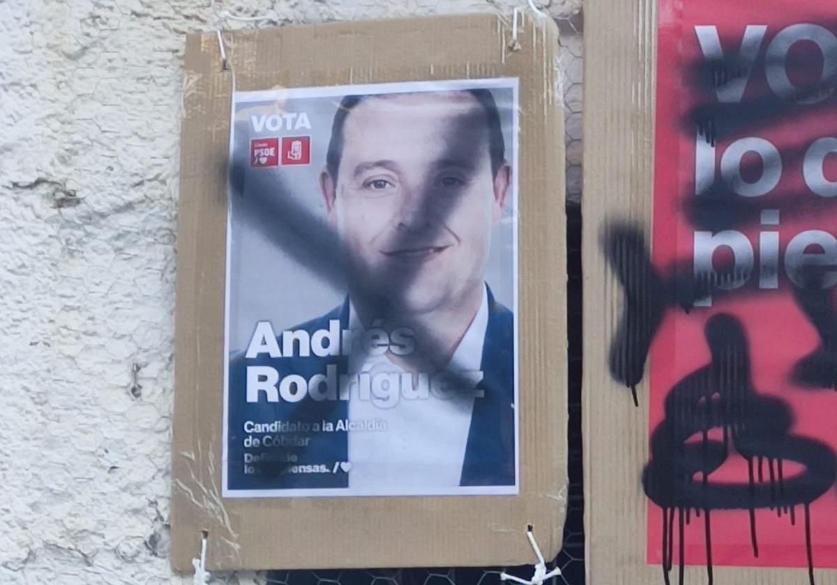 Pintan con dibujos groseros los carteles del candidato del PSOE de Cóbdar