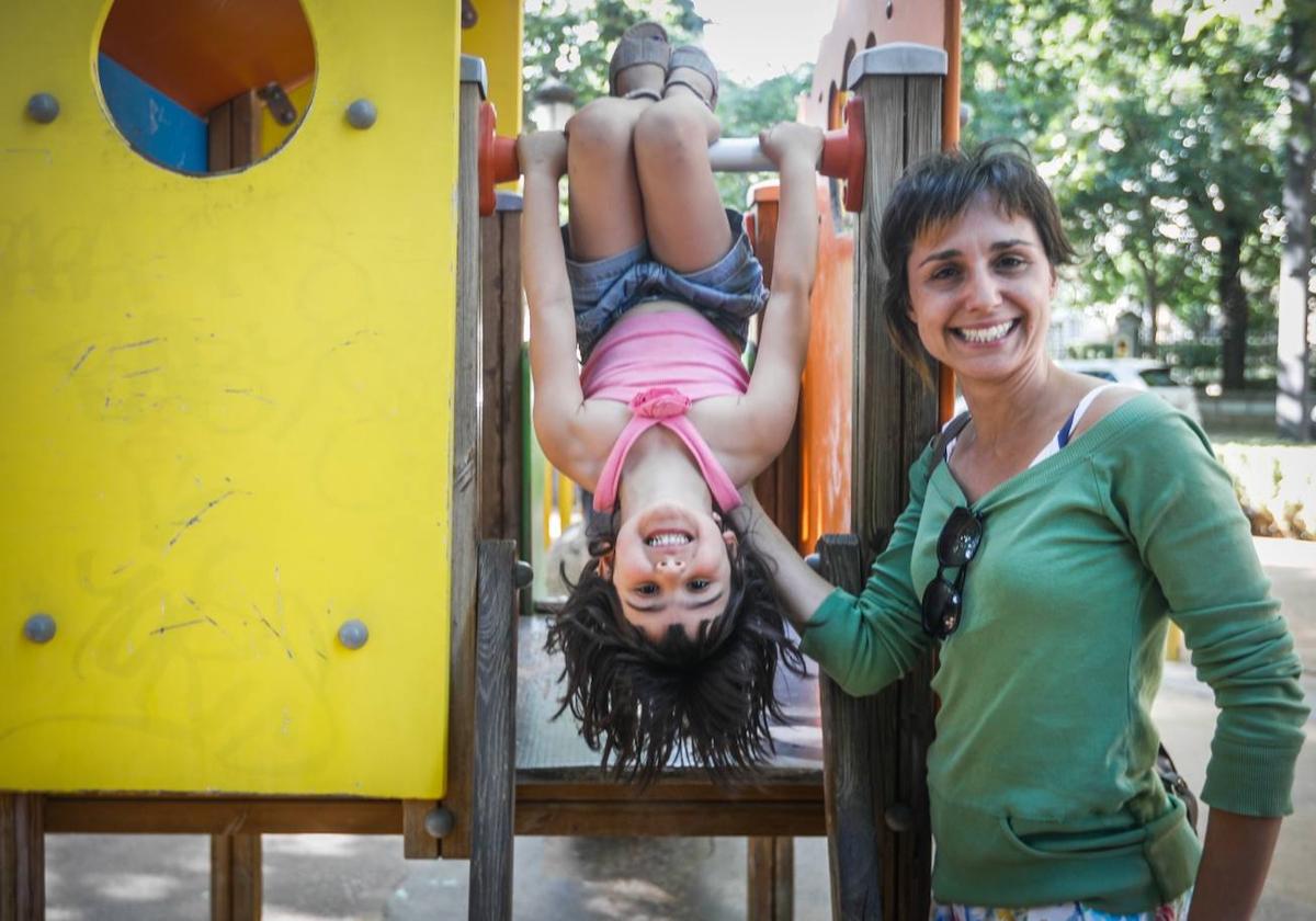 María y su pequeña, en el parque de juegos infantiles del Paseo del Salón.