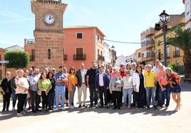 Juan Espadas, Franscisco Reyes y Jordi Alarcón, entre otros, junto a la Torre del Reloj de Arquillos.