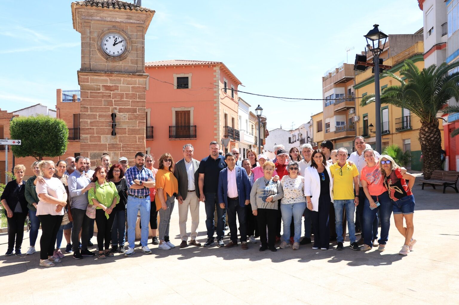 Juan Espadas, Franscisco Reyes y Jordi Alarcón, entre otros, junto a la Torre del Reloj de Arquillos.