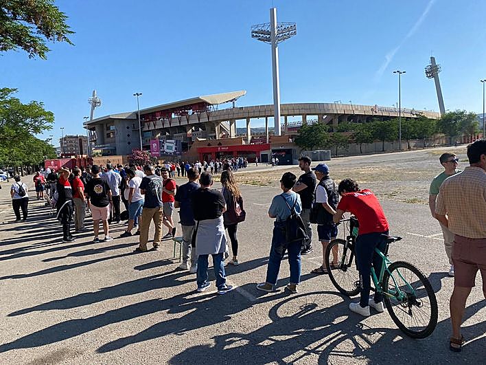 Largas colas en las taquillas de Los Cármenes para conseguir una entrada para viajar a Miranda