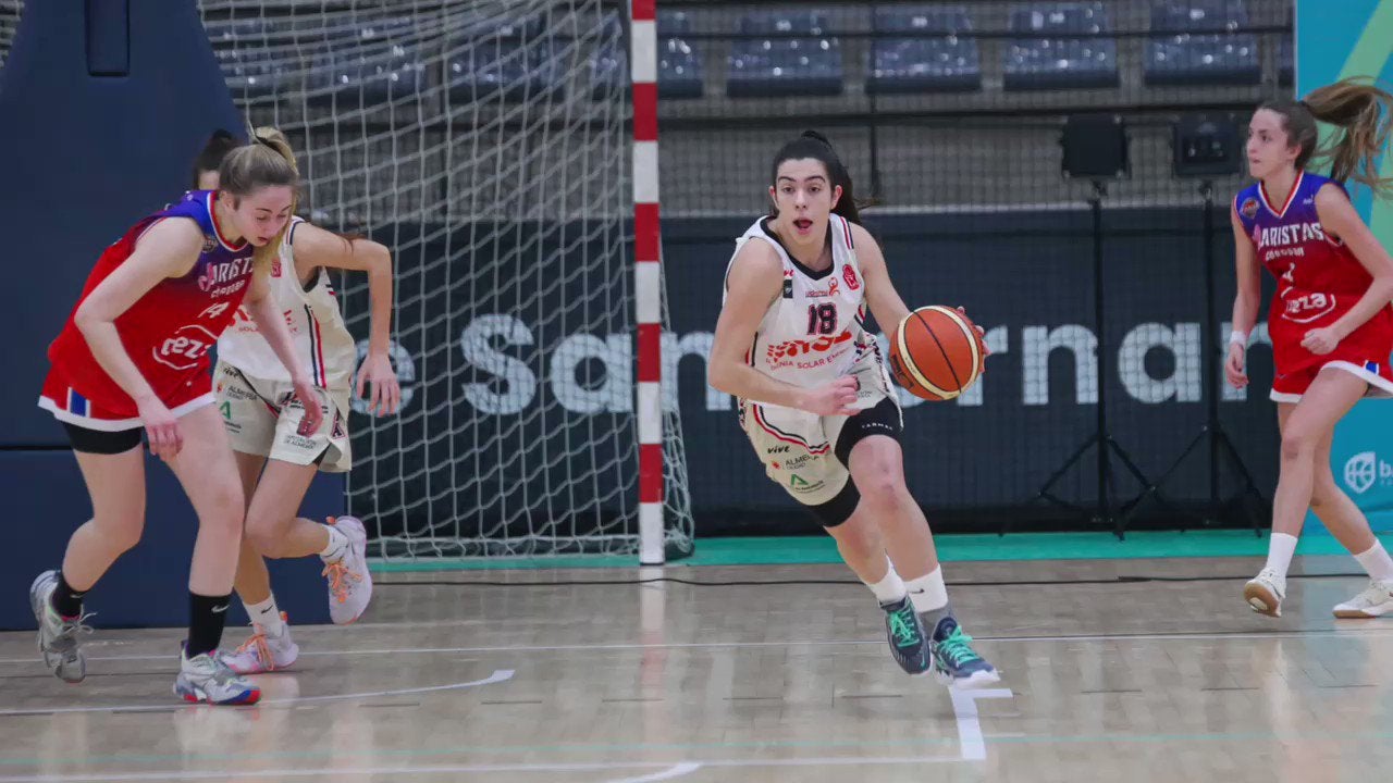 Lucía Hervia, conduciendo el balón con el ISE CB Almería