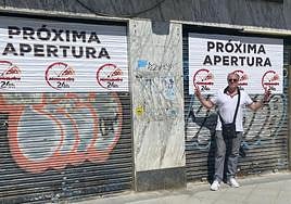 Alessandro, dueño de Pizzametro, junto al local donde abrirá la nueva pizzería 24 horas.