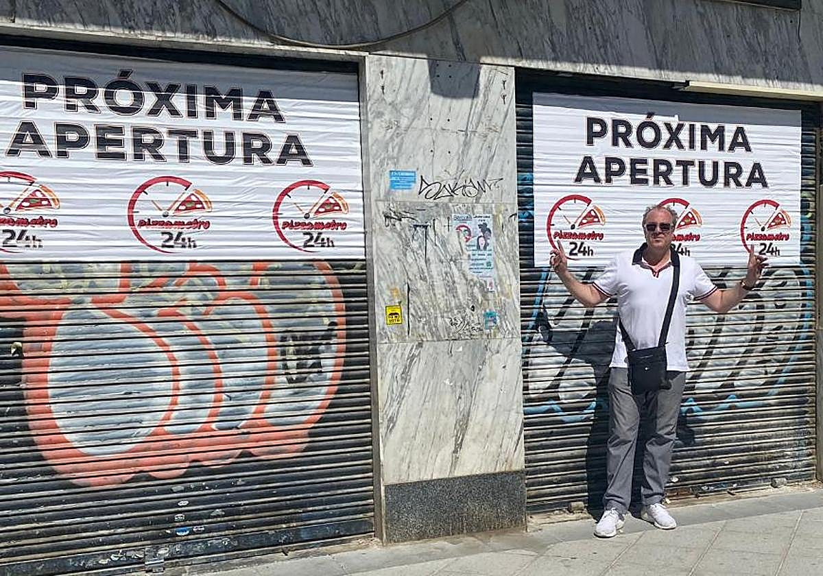 Alessandro, dueño de Pizzametro, junto al local donde abrirá la nueva pizzería 24 horas.