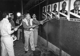 José Gabriel Díaz Berbel, en su primera pegada de carteles como candidato a alcalde.