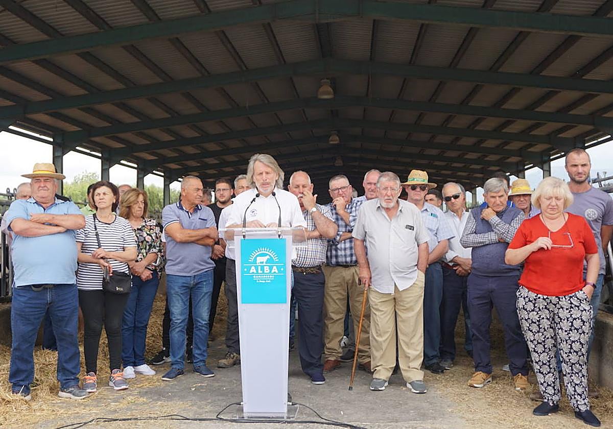 El gerente de Alba Ganaderos, Antonio Casas, arropado por los socios andaluces de la cooperativa, en rueda de prensa en la granja más cercana a la planta de Lactalis.