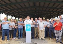 El gerente de Alba Ganaderos, Antonio Casas, arropado por los socios andaluces de la cooperativa, en rueda de prensa en la granja más cercana a la planta de Lactalis.