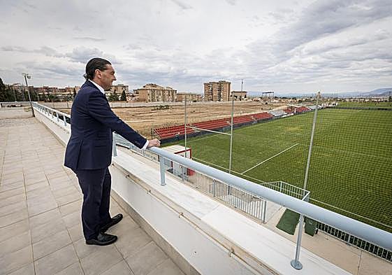 Alfredo García Amado, director general del Granada, ante los terrenos donde irá la ampliación