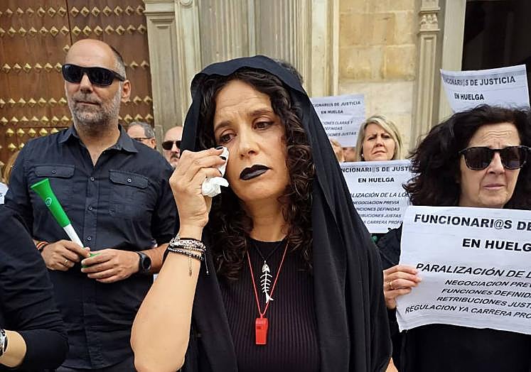 Una de las funcionarias 'llora' durante la performance.