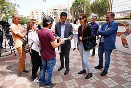 Paco Cuenca con familias del colegio Federico García Lorca.