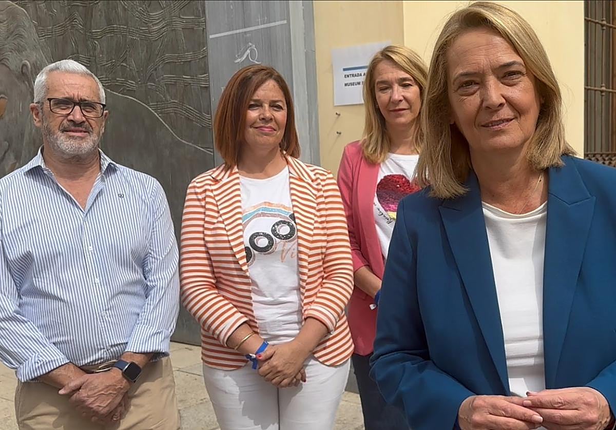 La candidata a la alcaldía, Luisa García Chamorro, junto a los miembros de candidatura popular, Madelin Banqueri, Mayte Jiménez y José Antonio Martín