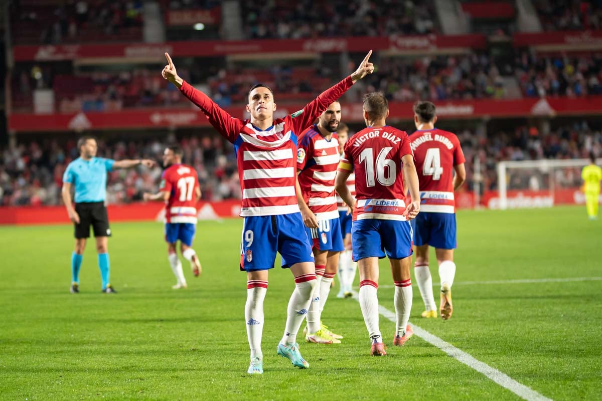 A partir de la novena jornada, cada partido se convirtió en una reválida para Aitor Karanka, que no convencía a la afición de Los Cármenes. Los seguidores del conjunto rojiblanco veían la propuesta del técnico demasiado simple y previsible y esto provocó que solo en el estadio rojiblanco, al abrigo de la confianza de los fieles granadinos, los jugadores se sintieran cómodos como en la 'manita' anotada al Sporting de Gijón.