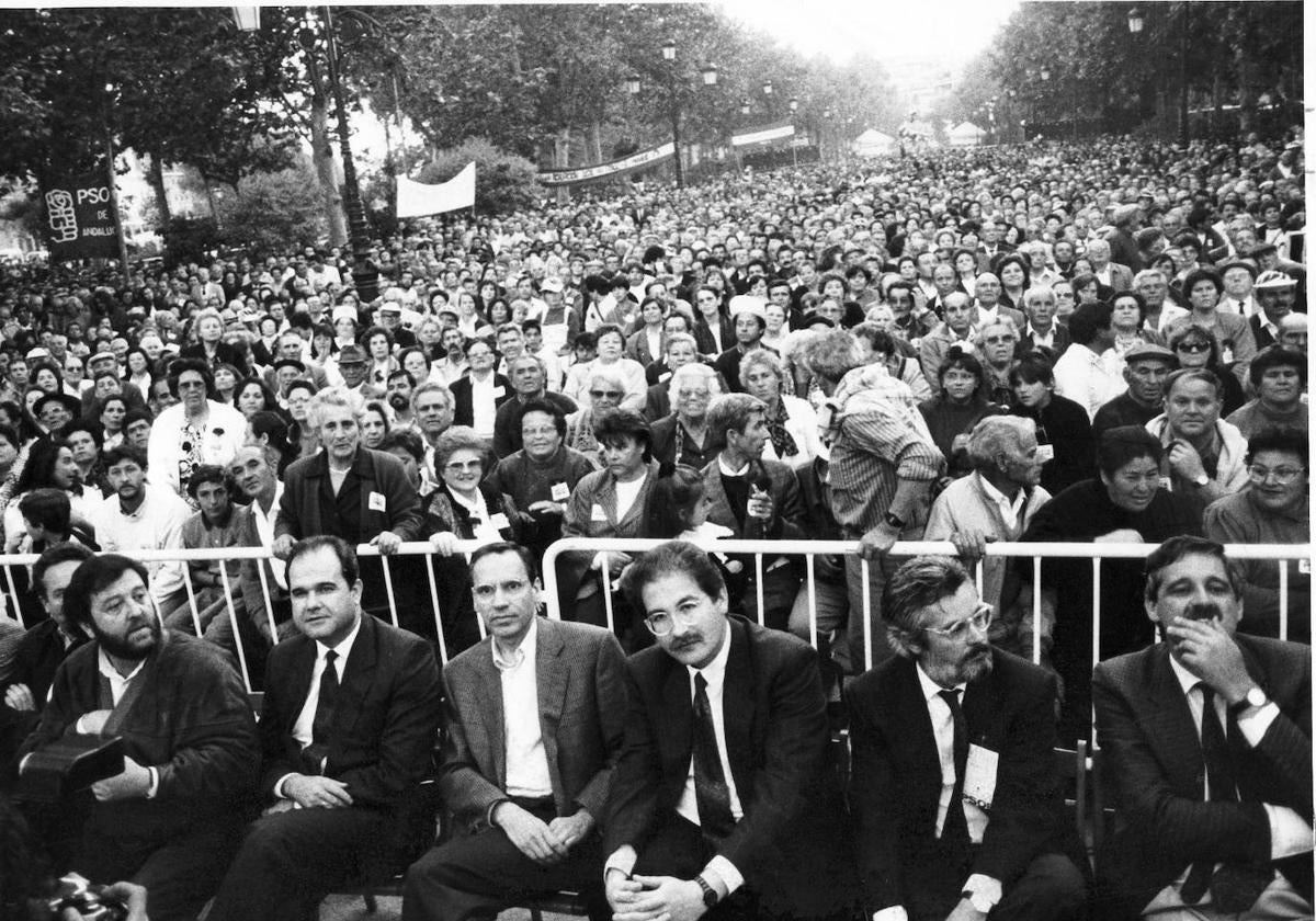 Díaz Sol, Chaves, Guerra, Jesús Quero, Jara y Claret con la multitud a sus espaldas.