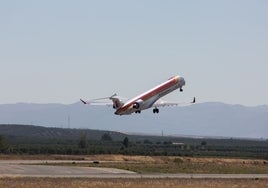 Un avión regional de Iberia despega del aeropuerto de Granada en 2015.