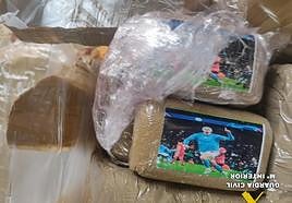 Fardos de hachís cubiertos con fotos de Erling Haaland.