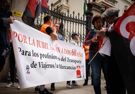 Trabajadores que apoyan la huelga de CGT durante su protesta ante la Subedelegación del Gobierno esta mañana.