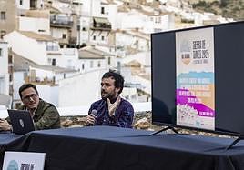 Roberto Moreno Jiménez, alcalde de Torres, y el director del festival, Pedro Rojas Ogáyar.