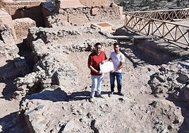 El alcalde Jose Díaz y el concejal de Turismo y Patrimonio de Tabernas Alfonso Heredia, en el castillo.