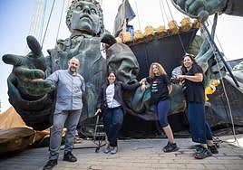 Enrique Lanz, Yanisbel Martínez, Cristina Colmenero y Alicia Cegrí, de la compañía Etcétera, bajo los títeres de Maese Pedro, en el Parque de las Ciencias.