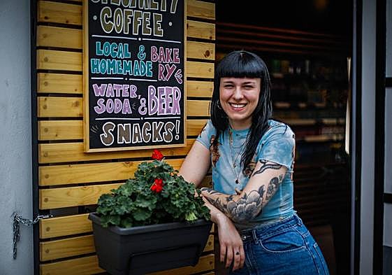 Clara, criada en el Albaicín, pide que se regulen los alojamientos turísticos.