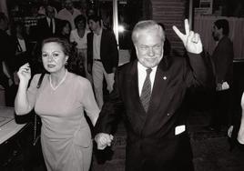 Manuela Ibáñez, esposa de Díaz Berbel, con su marido al llegar a la sede electoral del PP, tras la victoria.
