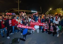 Aficionados del Granada CF, en la explanada junto a Los Cármenes antes de salir hacia Miranda de Ebro.
