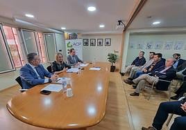 La candidata del PP con los miembros de la Asociación de Constructores y Promotores de Granada