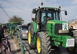 Tractores protestan por la falta de recurso para regar en la Vega de Granada