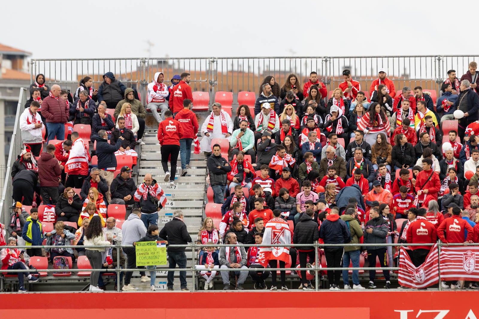 Encuéntrate en la grada de Anduva en la marea rojiblanca